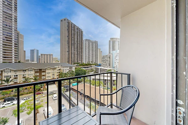 Stylish studio with private balcony & WIFI - steps to Waikiki beaches