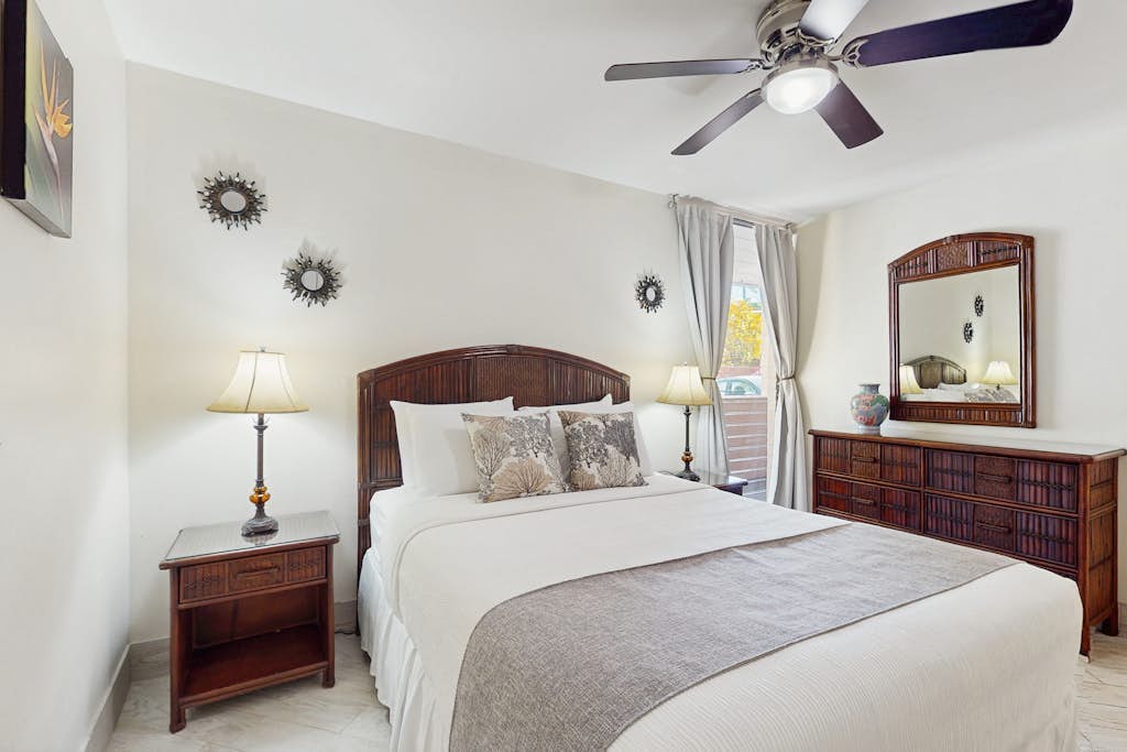 Charming first-floor condo next to the ocean with shared pool, hot tub & grills