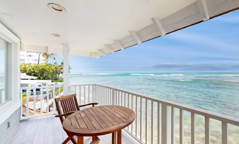 Posh, beachfront gingerbread home with 3 lanais- walk to parks, dining, tennis