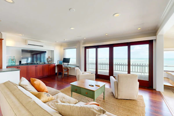 Posh, beachfront gingerbread home with 3 lanais- walk to parks, dining, tennis