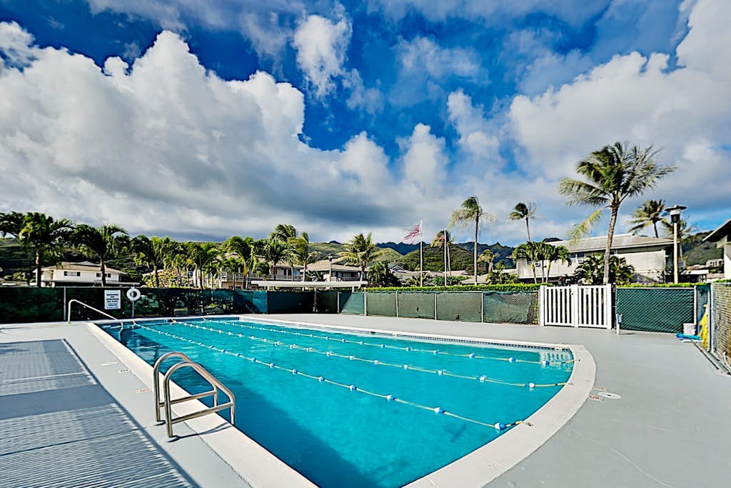 Waterfront Kuapa Isle gem with Koko Crater views & pool - by the beach