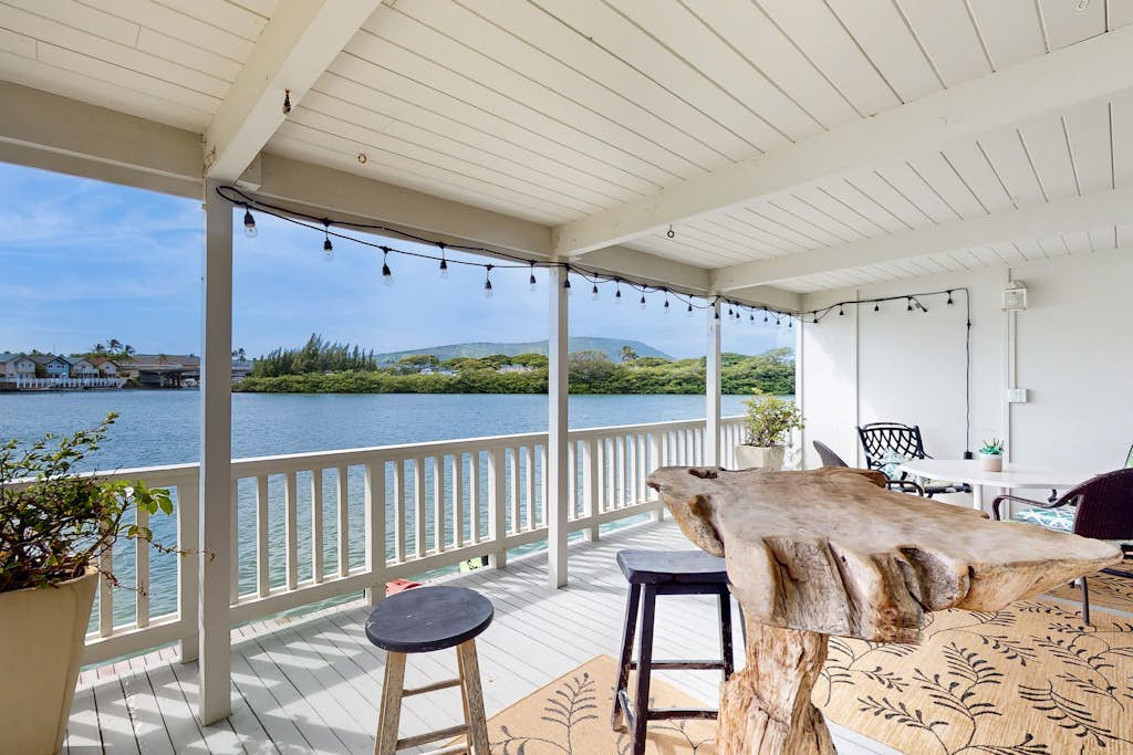 Waterfront Kuapa Isle gem with Koko Crater views & pool - by the beach