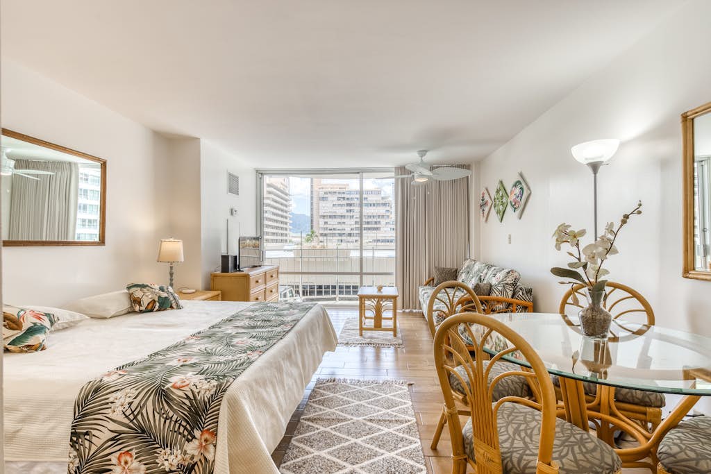 City View Studio w/AC, Free WiFi, & On-Site Restaurant- Walk to Waikiki Beaches