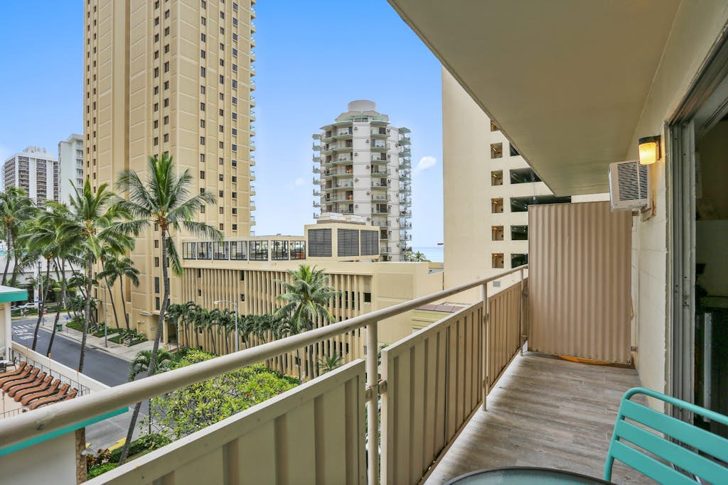 Downtown studio near attractions with amazing views, balcony, & full kitchen