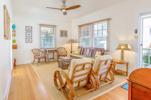 Charming cottage close to everything - walk to beach, zoo, & park