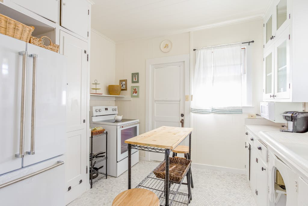 Charming cottage close to everything - walk to beach, zoo, & park