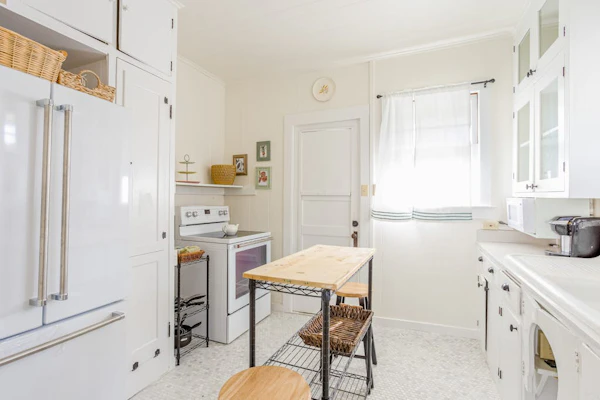 Charming cottage close to everything - walk to beach, zoo, & park