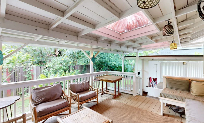 Beautifully restored cottage with AC in bedrooms - two blocks to beach & harbor
