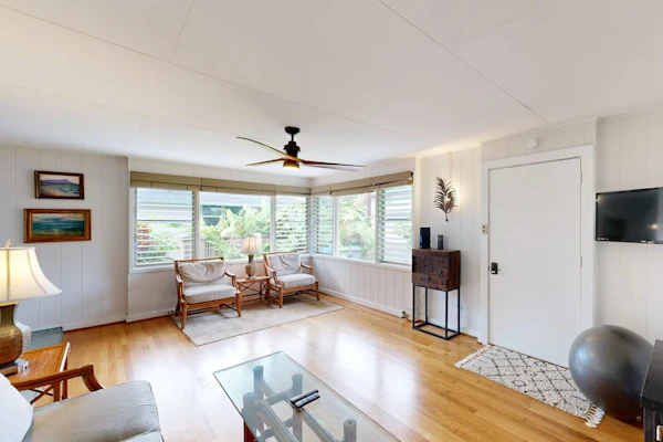 Beautifully restored cottage with AC in bedrooms - two blocks to beach & harbor