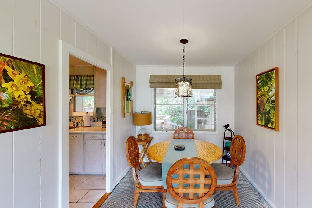 Beautifully restored cottage with AC in bedrooms - two blocks to beach & harbor