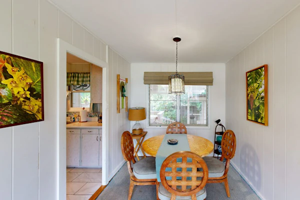 Beautifully restored cottage with AC in bedrooms - two blocks to beach & harbor