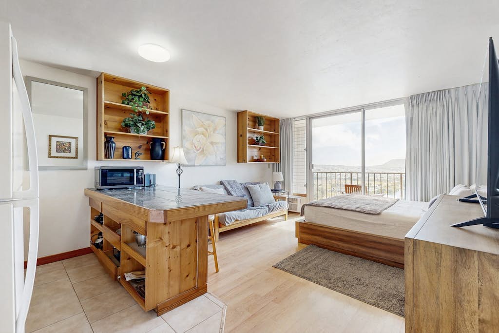 Cozy Studio with Lanai & Water Views - Rooftop Pool, Sauna & Central AC