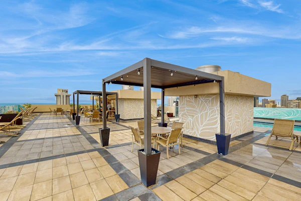 Cozy studio with lanai & water views - shared hot tub, rooftop pool and sauna