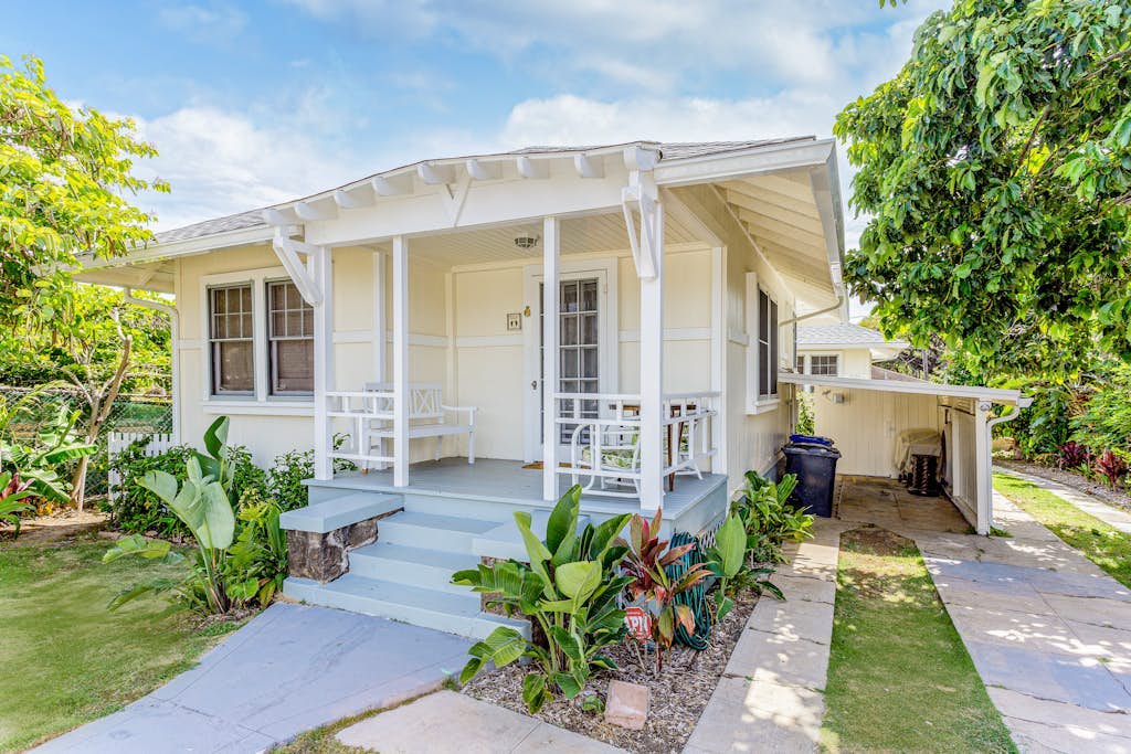 Two Hawaiian cottages with Diamond Head views - walk to Waikiki