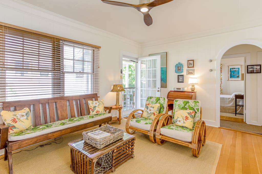 Two Hawaiian cottages with Diamond Head views - walk to Waikiki