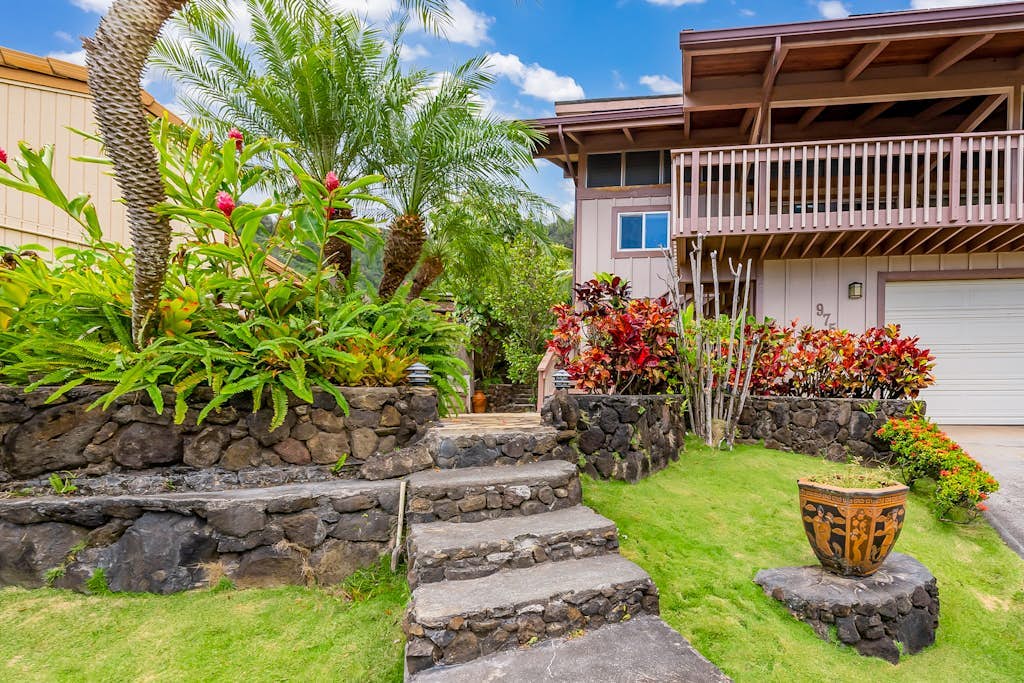 Simple studio with lanai, standing desk, WiFi & great location near beaches