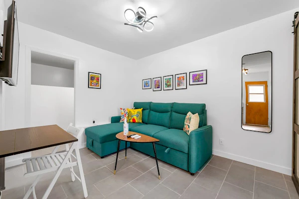 Simple studio with lanai, standing desk, WiFi & great location near beaches