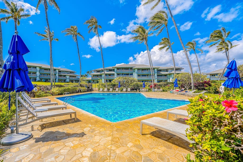 Ground floor condo w/ ocean views, beach access, shared pool and tennis courts