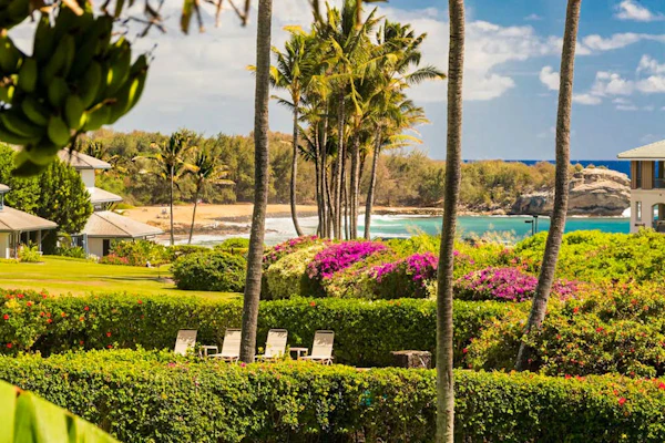Ground floor condo w/ ocean views, beach access, shared pool and tennis courts