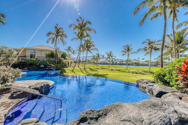 Amazing golf course front condo with lanai, AC, pool, & hot tub