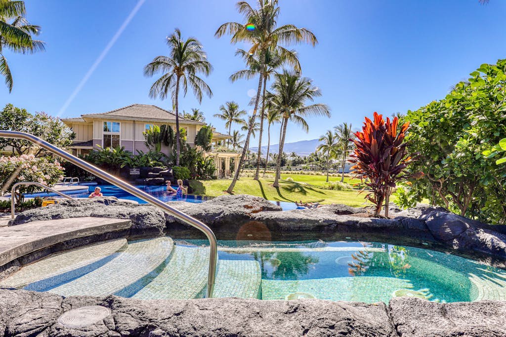 Amazing golf course front condo with lanai, AC, pool, & hot tub