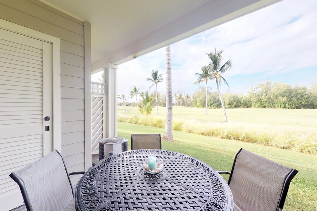 Amazing golf course front condo with lanai, AC, pool, & hot tub