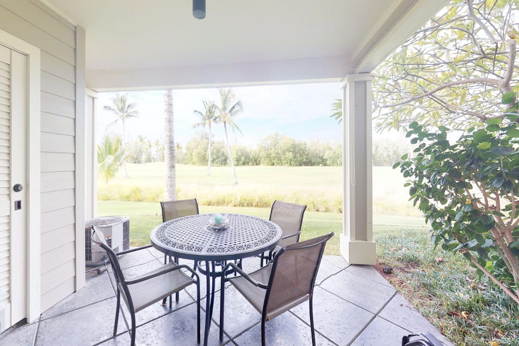 Amazing golf course front condo with lanai, AC, pool, & hot tub