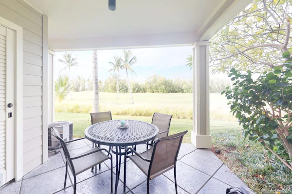 Amazing golf course front condo with lanai, AC, pool, & hot tub