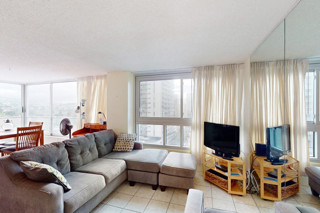 Mountain/city-view condo minutes from island attractions with open layout & W/D