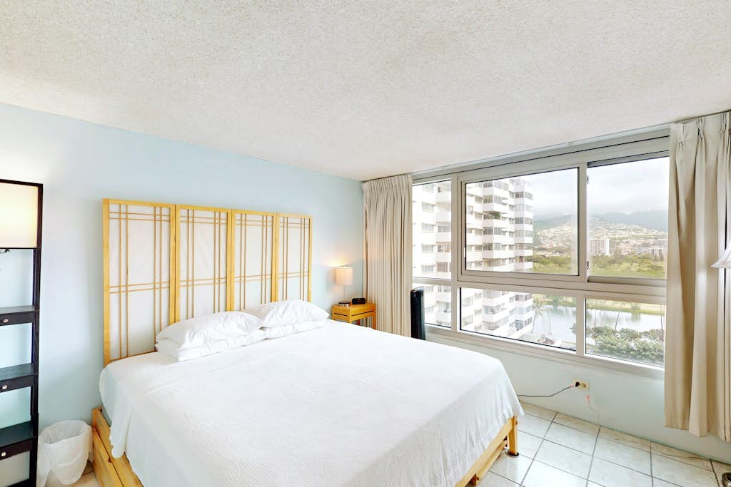 Mountain/city-view condo minutes from island attractions with open layout & W/D