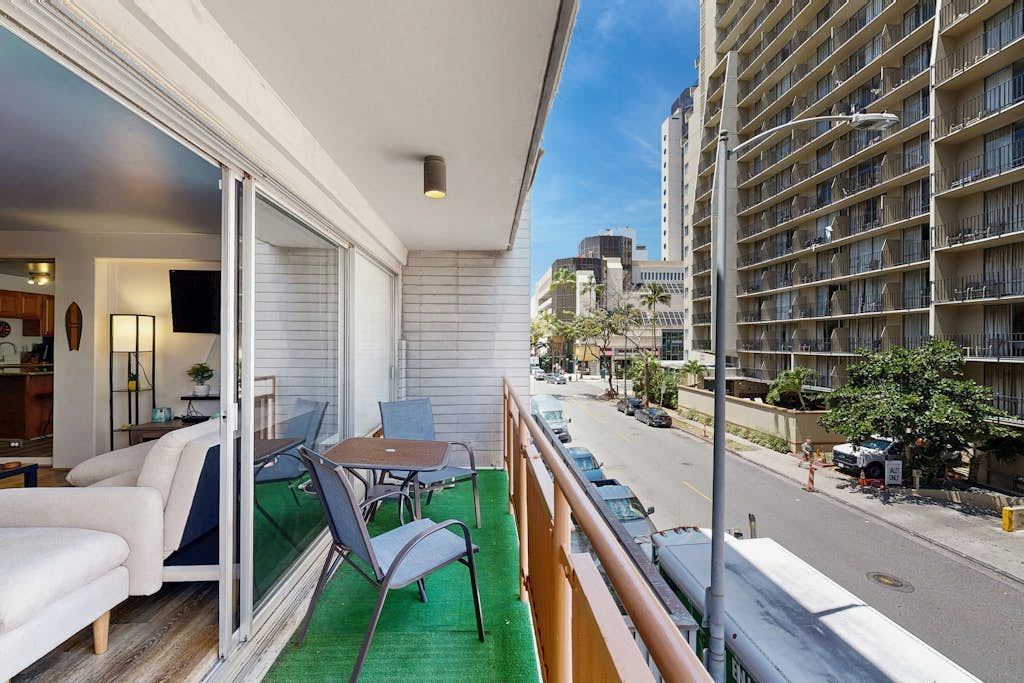 Delightful condo w/ private lanai, shared pool & gas grill - Close to Beach!