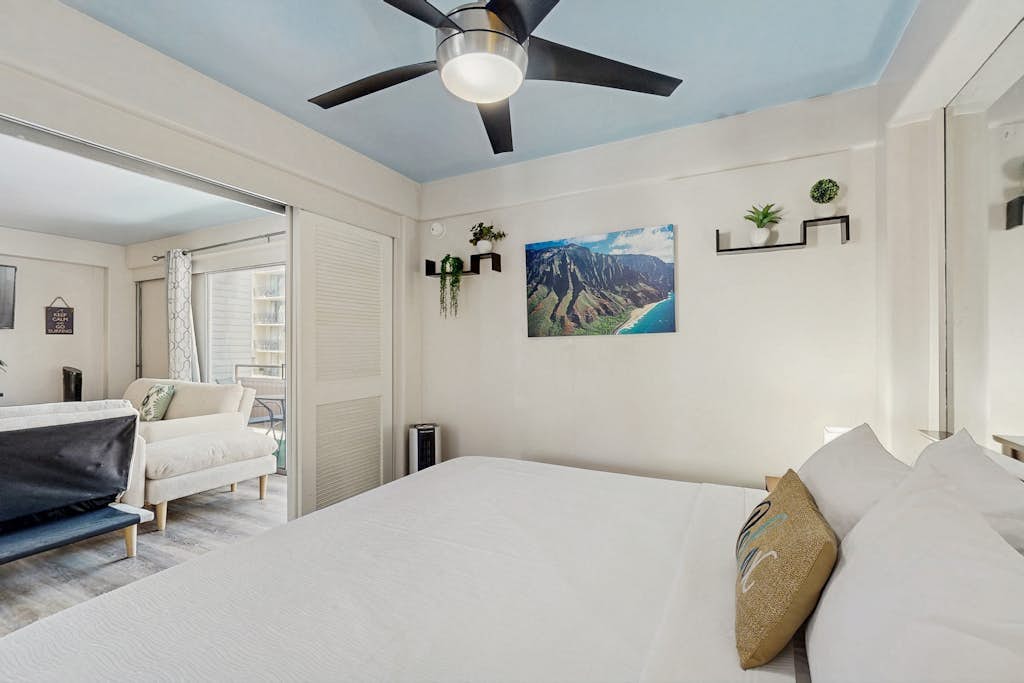 Delightful condo w/ private lanai, shared pool & gas grill - Close to Beach!