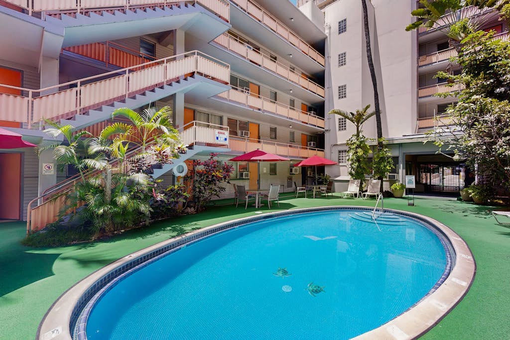 Cozy condo near ocean w/ private lanai, shared pool, gas grill, washer & dryer