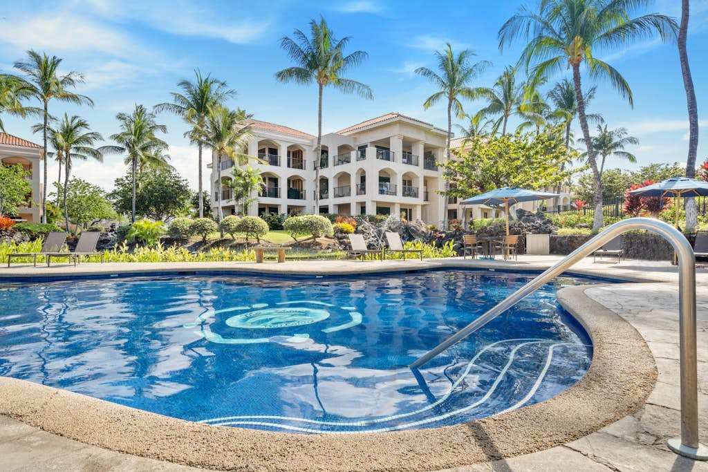 Amazing top-floor condo w/ private lanai, pool, hot tub, tennis court, & gym