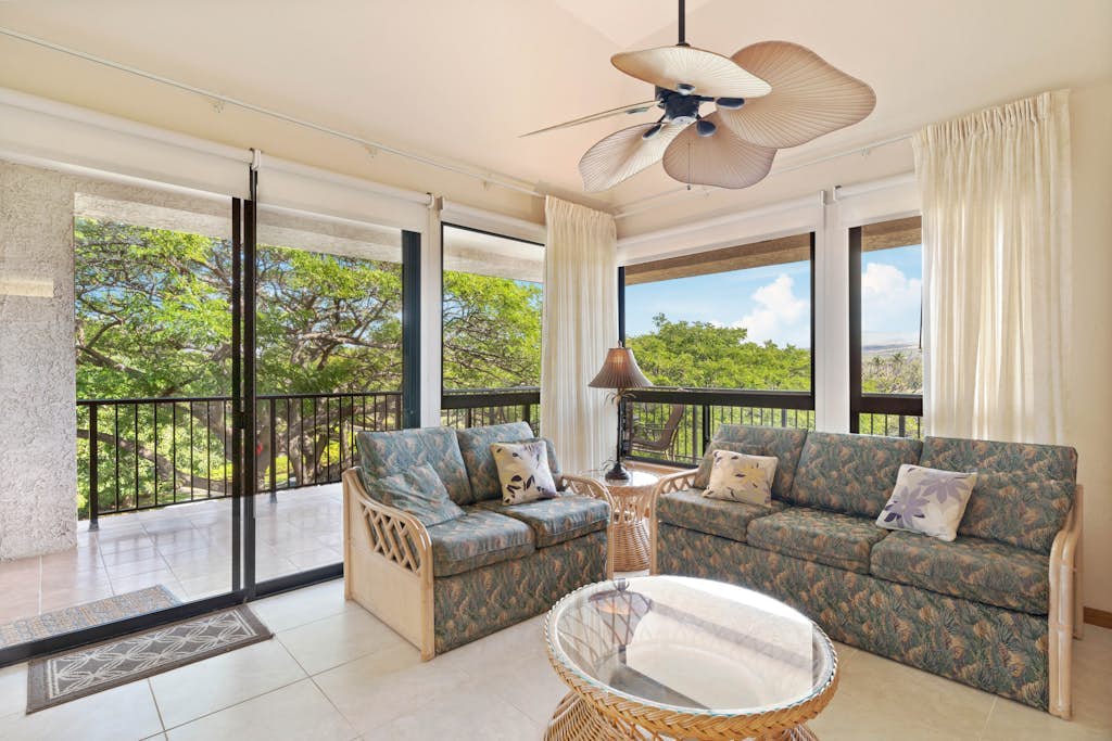 Amazing top-floor condo w/ private lanai, pool, hot tub, tennis court, & gym