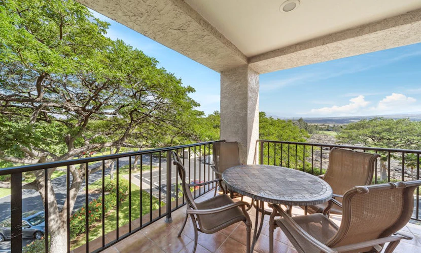 Amazing top-floor condo w/ private lanai, pool, hot tub, tennis court, & gym
