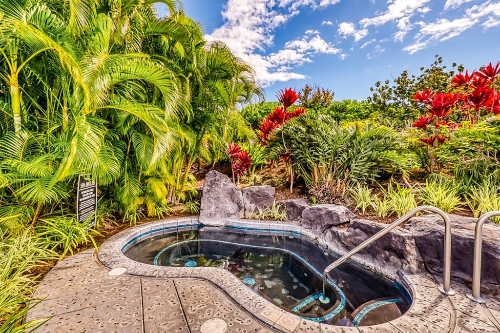 Top level home w/ golf course view, shared pool, hot tub, & open-air gym