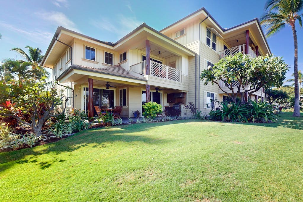 Top level home w/ golf course view, shared pool, hot tub, & open-air gym