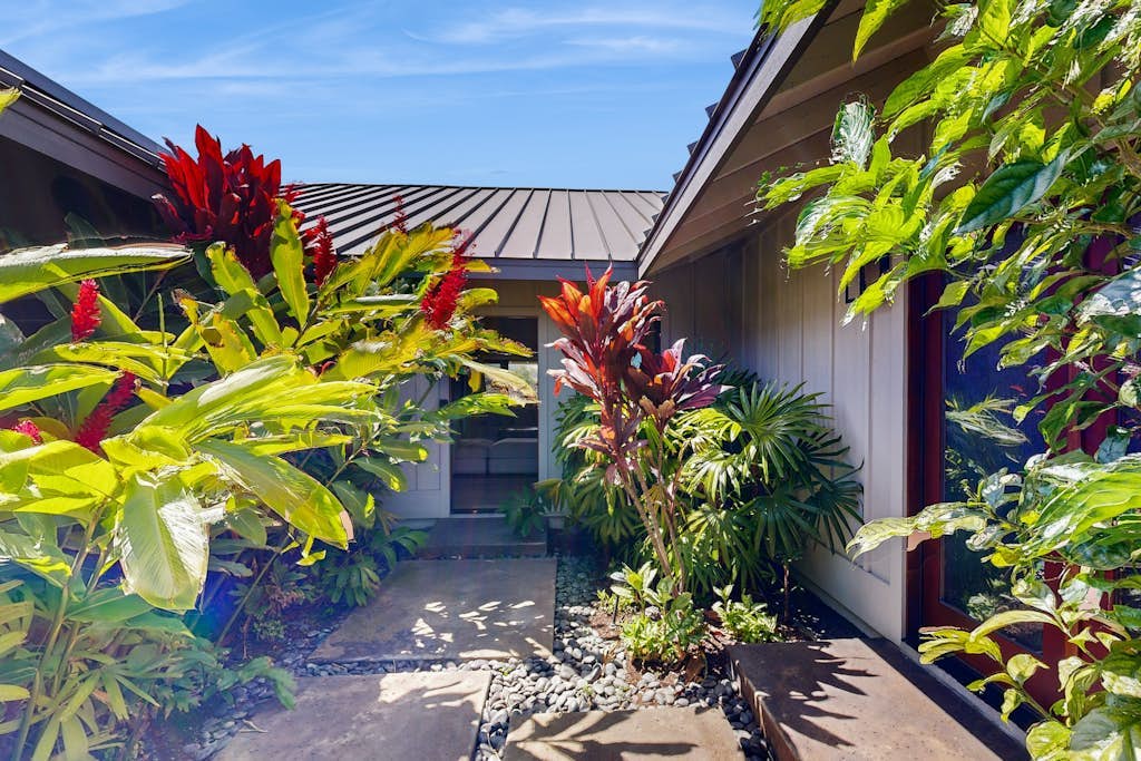 Newer-built studio with WiFi, TV, & walk-in shower - Triathlon Retreat
