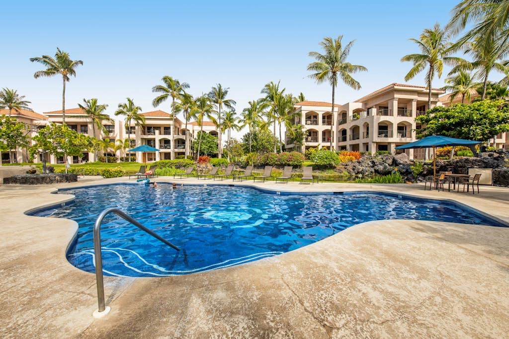 Golf View Condo with Tall Ceilings, Central AC, Shared Pool, & Hot Tub