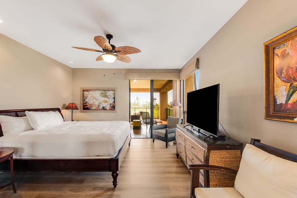 Golf View Condo with Tall Ceilings, Central AC, Shared Pool, & Hot Tub