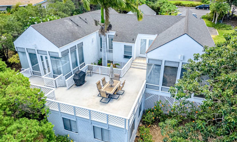 Spacious house with private gas grill, shared pool, close to golf