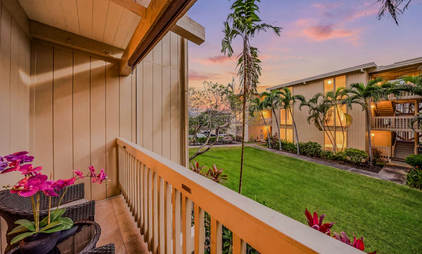 Hawaiian condo w/shared hot tub & pool/free WiFi/balcony - near eateries/beach