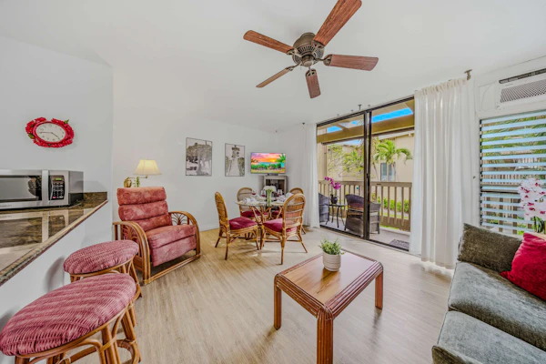 Hawaiian condo w/shared hot tub & pool/free WiFi/balcony - near eateries/beach