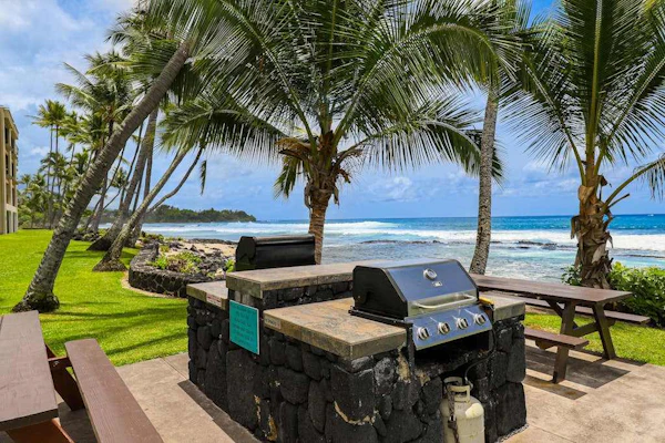 Hawaiian condo w/shared hot tub & pool/free WiFi/balcony - near eateries/beach