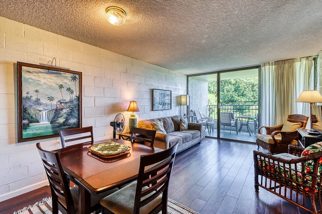 Classic Mid-Century Condo near the Ocean w/Private Lanai & Shared Pool