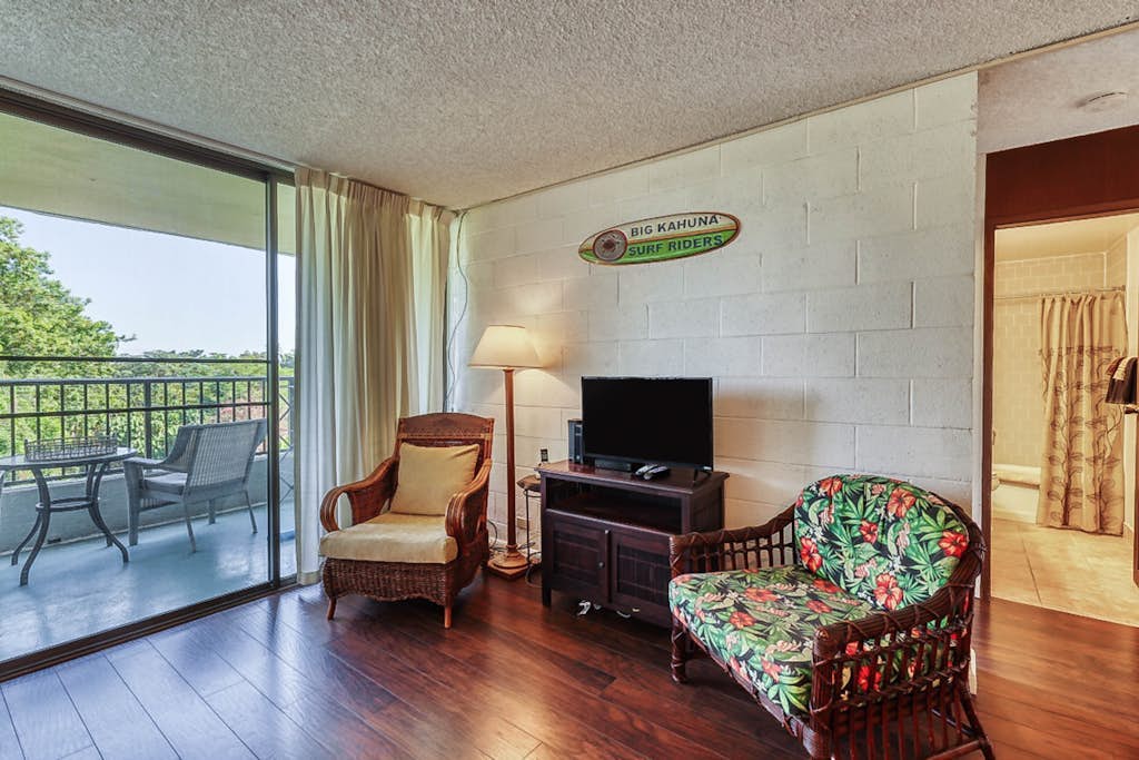 Classic Mid-Century Condo near the Ocean w/Private Lanai & Shared Pool