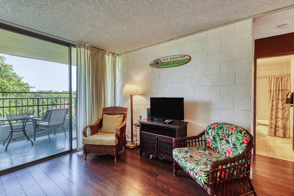 Classic Mid-Century Condo near the Ocean w/Private Lanai & Shared Pool