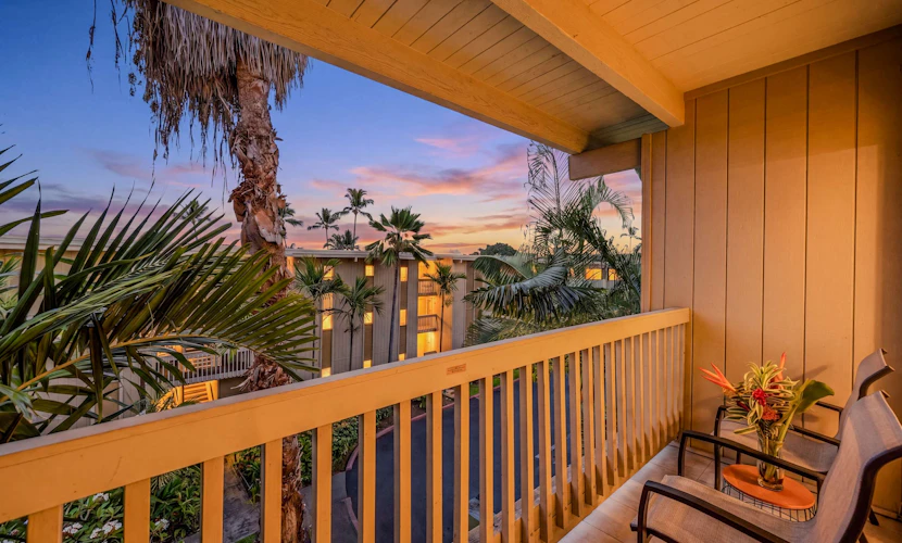 Comfortable condo near shopping/dining, stunning beaches, shared hot tub & pool