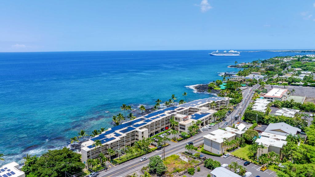 Comfortable condo near shopping/dining, stunning beaches, shared hot tub & pool
